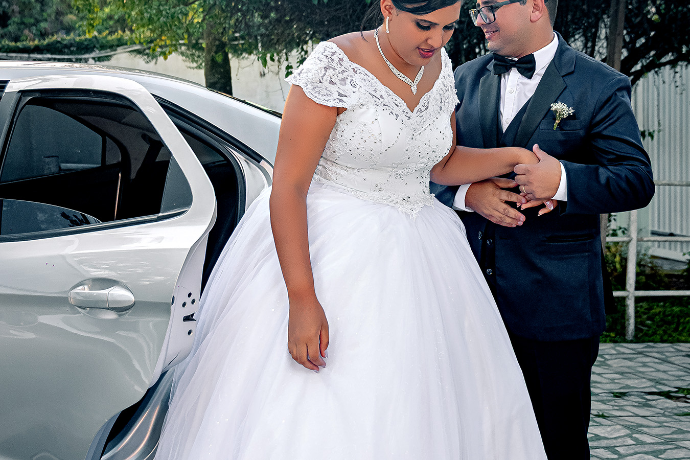Casal durante festa de casamento